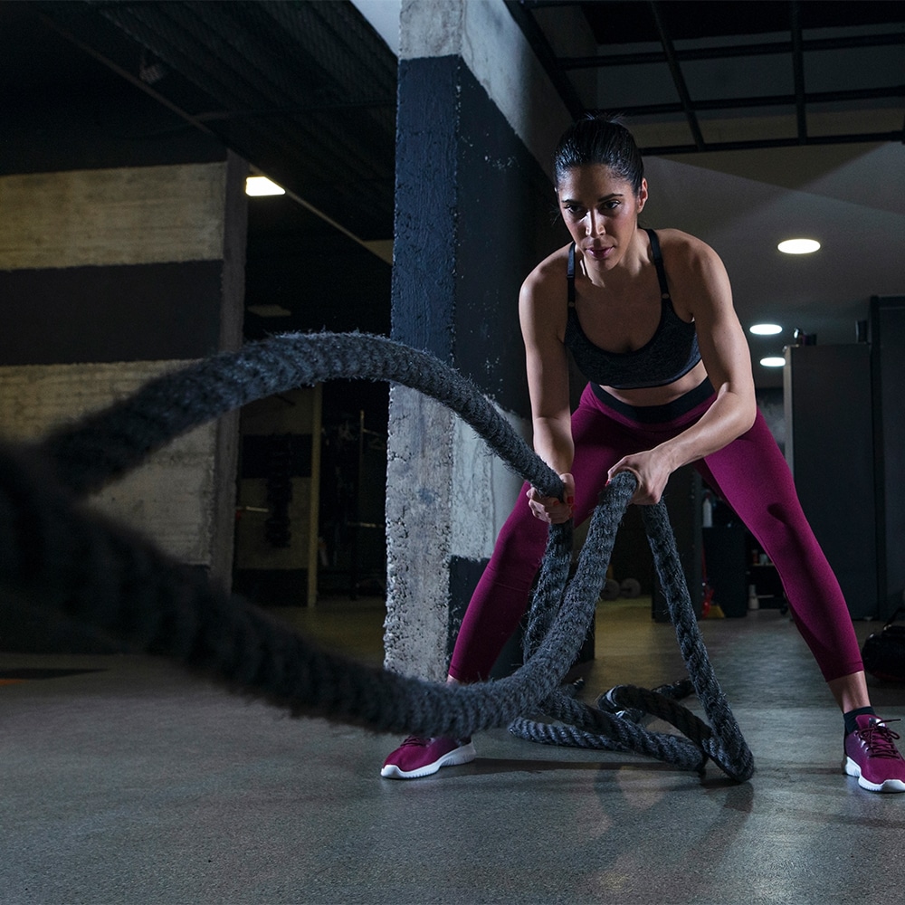 mulher fitness treinando com corda