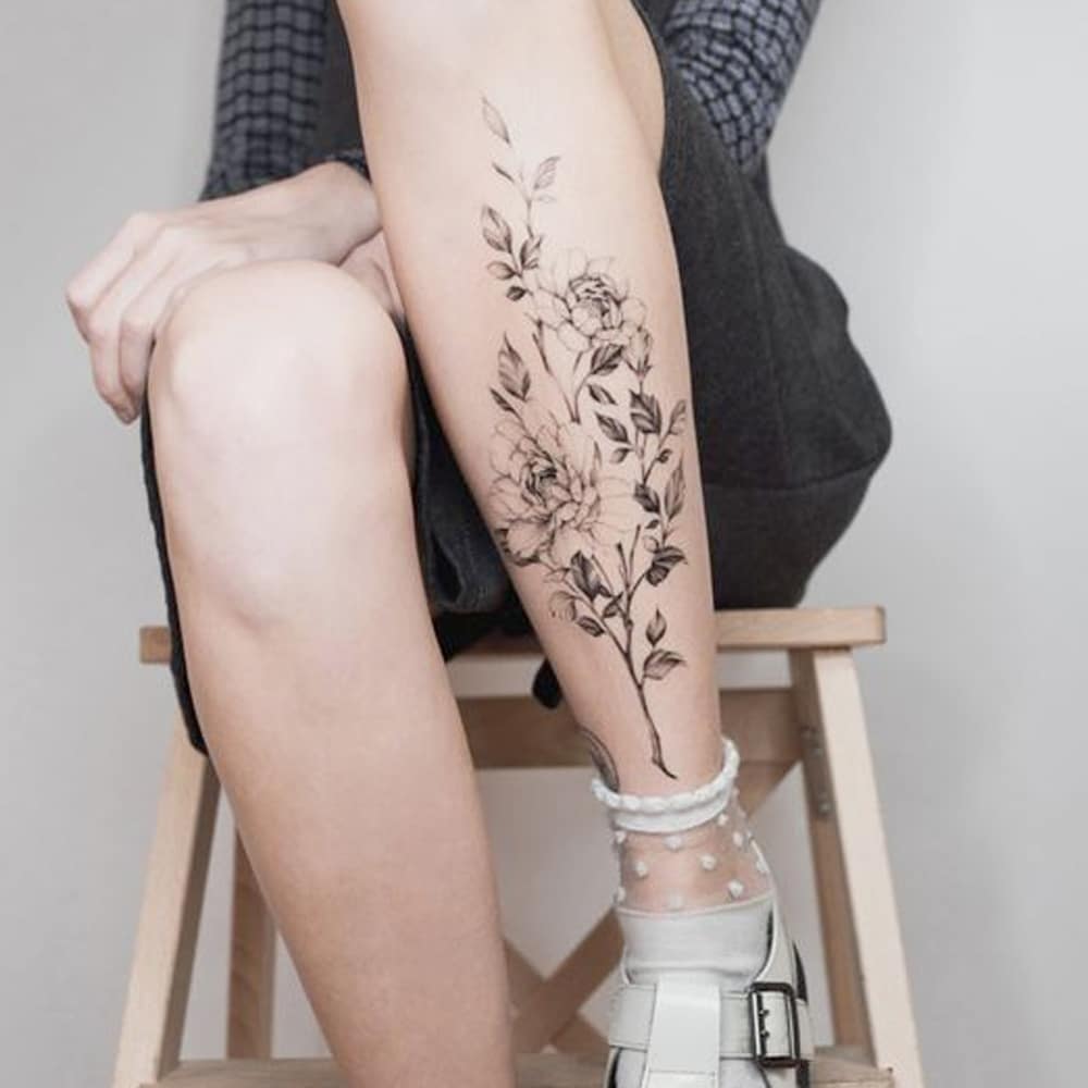 Tatuagem feminina nas pernas